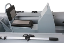 Quicksilver Jockey Konsole SU400 Grau 11 Quicksilver Jockey Konsole SU400 Grau -Wasser Abenteuer Quicksilver Inflatable jockeyseat console grey 2.png